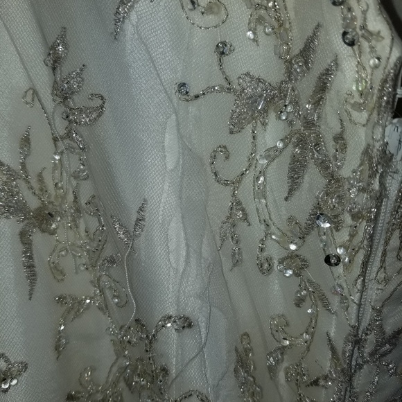 Stunning mermaid wedding dress. - Picture 3 of 6